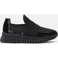 Czarne sneakersy damskie. Czarne buty sportowe damskie Kazar, w paski, ze skóry, sportowe, trekkingowe. Za 499,00 zł.