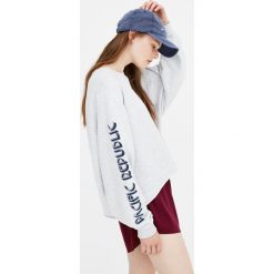 Bluzy damskie: Krótka bluza z napisem na rękawach