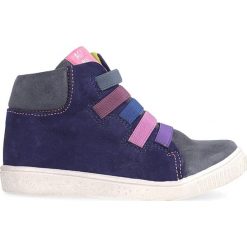 Sneakersy w kolorze niebiesko-szarym. Szare trampki dziewczęce Agatha Ruiz de la Prada, bez wzorów, z gumy, bez zapięcia. W wyprzedaży za 152,95 zł.