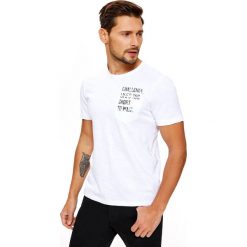 T-shirt męski z dzianiny slub, z kieszenią i nadrukiem. Białe t-shirty męskie na lato, xl, z nadrukiem, z bawełny, z okrągłym kołnierzem. W wyprzedaży za 24,99 zł.