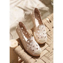 Beżowe Espadryle Acuition. Brązowe espadryle damskie Renee, z aplikacjami, bez obcasa, na płaskiej podeszwie. Za 89,99 zł.