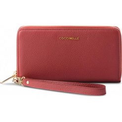 Duży Portfel Damski COCCINELLE - CW5 Metallic Soft E2 CW5 11 05 01 Bourgogne R00. Czerwone portfele damskie marki Coccinelle, bez wzorów, ze skóry. W wyprzedaży za 379,00 zł.