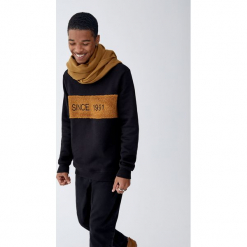 Bluza z panelem ze sztucznego baranka. Czarne bluzy męskie Pull&Bear, m, bez wzorów, bez kołnierzyka, bez rękawów, bez kaptura. Za 99,90 zł.