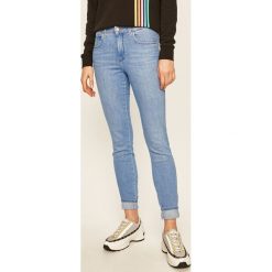 Wrangler - Jeansy. Niebieskie jeansy damskie Wrangler, bez wzorów, z elastanu, z podwyższonym stanem. W wyprzedaży za 239,90 zł.