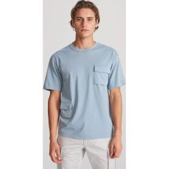 T-shirt z kieszeniami - Niebieski. Niebieskie t-shirty męskie Reserved, s, bez wzorów, bez kołnierzyka. Za 79,99 zł.
