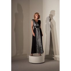 Answear Lab KRÓL kolekcja limitowana - Sukienka Marlen. Czarne sukienki damskie Answear Lab, na co dzień, s, bez wzorów, z poliesteru, bez kołnierzyka, bez rękawów, maxi, rozkloszowane. Za 399,90 zł.