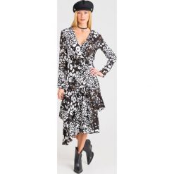 SUKIENKA PATRIZIA PEPE. Czarne sukienki damskie Patrizia Pepe, na imprezę, z aplikacjami, z materiału, z włoskim kołnierzykiem, bez rękawów, midi, kopertowe. Za 743,40 zł.