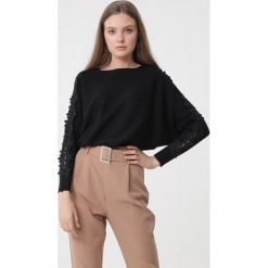 Czarny Sweter Harlow. Czarne swetry damskie Born2be, s, w koronkowe wzory, z koronki, z długim rękawem, długie, bez kaptura. Za 89,99 zł.