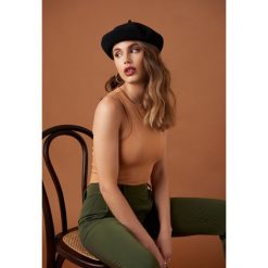 NA-KD Trend Dopasowany top bez rękawów - Brown,Beige. Brązowe topy damskie marki NA-KD Trend, bez wzorów, z materiału, bez kołnierzyka. W wyprzedaży za 48,57 zł.