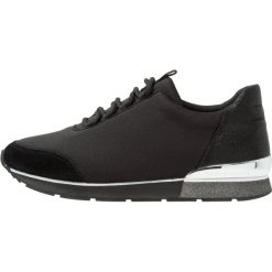 Trussardi Jeans Tenisówki i Trampki black. Czarne trampki i tenisówki damskie Trussardi Jeans, z jeansu. W wyprzedaży za 383,20 zł.