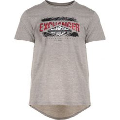Jasnoszara Koszulka Oiolyphei. Szare koszulki męskie Born2be, xl, z nadrukiem, z jeansu, klasyczne, z okrągłym kołnierzem, z krótkim rękawem, krótkie. Za 49,99 zł.