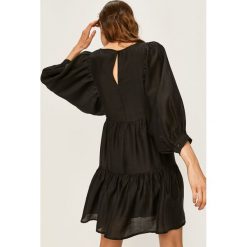 Answear - Sukienka. Czarne sukienki damskie ANSWEAR, na co dzień, s, bez wzorów, z wiskozy, casualowe, z okrągłym kołnierzem, bez rękawów, mini, proste. W wyprzedaży za 129,90 zł.