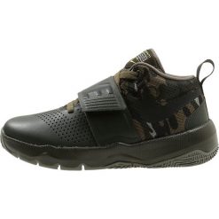 Buty sportowe chłopięce: Nike Performance TEAM HUSTLE D 8 (GS) Obuwie do koszykówki sequoia/black/volt/medium olive