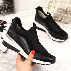 Sneakersy skórzane na koturnie czarne Vinceza - czarny. Czarne półbuty damskie Vinceza, bez wzorów, sportowe, bez obcasa, na koturnie, bez zapięcia. Za 90,00 zł.