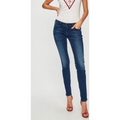 Guess Jeans - Jeansy Starlet. Niebieskie jeansy damskie Guess Jeans, z aplikacjami, z elastanu, z obniżonym stanem. W wyprzedaży za 269,90 zł.