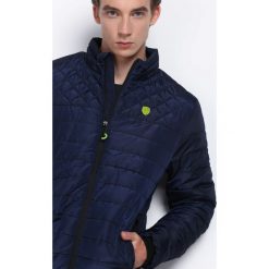 Granatowa Kurtka Run and Hide. Czarne kurtki męskie pikowane marki Born2be, m, z nadrukiem, z dresówki, z kapturem. Za 149,99 zł.