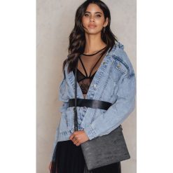 NA-KD Accessories Torebka Plain Shoulder Strap - Grey. Szare torebki klasyczne damskie marki NA-KD Accessories, w paski, ze skóry, bez dodatków. W wyprzedaży za 60,97 zł.