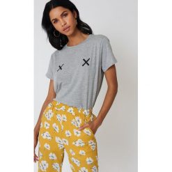 NA-KD Koszulka Double X - Grey. Niebieskie t-shirty damskie marki NA-KD, z satyny. W wyprzedaży za 51,07 zł.