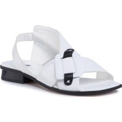 Sandały KEDDO - 807278/02-02E White. Białe klapki damskie Keddo, bez wzorów, ze skóry ekologicznej, bez obcasa, na obcasie. W wyprzedaży za 99,00 zł.