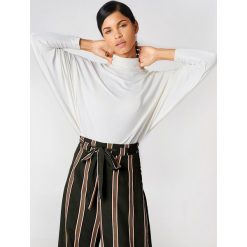Free People Sweter Alameda - White. Białe swetry oversize damskie Free People, z dzianiny. W wyprzedaży za 151,98 zł.