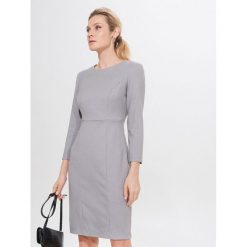 Dopasowana midi sukienka - Jasny szary. Szare sukienki damskie Mohito, midi, dopasowane. Za 139,99 zł.