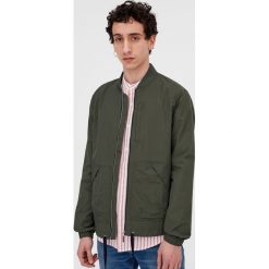 Kurtka typu bomber basic. Czerwone bomberki damskie marki Pull&Bear. Za 89,90 zł.