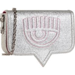 Torebka CHIARA FERRAGNI - 20AI-CFPT009 Silver. Szare torebki klasyczne damskie Chiara Ferragni, z aplikacjami, z tworzywa sztucznego, wizytowe, na ramię, zdobione, bez dodatków. Za 1429,00 zł.