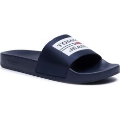 Klapki TOMMY JEANS - Seasonal Poolslide EM0EM00431 Twilight Navy C87. Niebieskie klapki męskie Tommy Jeans, z jeansu, bez zapięcia. W wyprzedaży za 139,00 zł.
