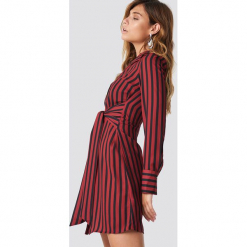 NA-KD Classic Sukienka w paski z wiązaniem - Black,Red. Czerwone sukienki damskie NA-KD Classic, w paski, bez kołnierzyka, bez rękawów, długie, midi. Za 202,95 zł.