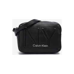 Calvin Klein Must Cross body bag Czarny. Czarne torebki klasyczne damskie Calvin Klein, w paski, z materiału, bez dodatków. Za 352,95 zł.