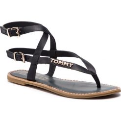 Sandały TOMMY HILFIGER - Iconic Flat Strappy Sandal FW0FW04023 Midnight 403. Klapki damskie TOMMY HILFIGER. W wyprzedaży za 349,00 zł.