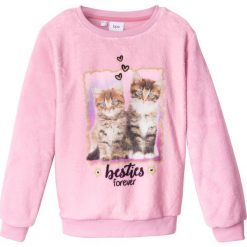 Bluza z polaru baranka bonprix dymna orchidea. Różowe bluzy dziewczęce bonprix, z nadrukiem, z polaru, bez rękawów, bez kaptura. Za 54,99 zł.