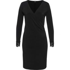 Sukienka shirtowa bonprix czarny. Czarne sukienki damskie bonprix, w koronkowe wzory, z koronki, bez kołnierzyka, bez rękawów. Za 64,99 zł.