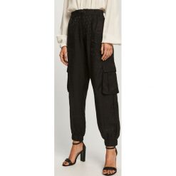 Desigual - Spodnie. Czarne spodnie damskie Desigual, s, bez wzorów, z poliesteru, z podwyższonym stanem. Za 399,90 zł.
