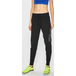 Reebok Classic - Spodnie. Czarne spodnie damskie Reebok Classic, s, bez wzorów, z elastanu, casualowe. W wyprzedaży za 149,90 zł.