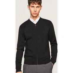 Sweter ze strukturalnymi elementami - Czarny. Czarne swetry klasyczne męskie Reserved, l. Za 99,99 zł.