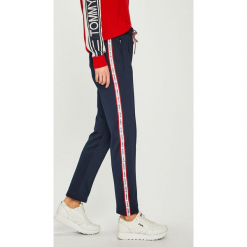 Tommy Jeans - Spodnie. Czerwone jeansy damskie marki Tommy Jeans, s, z elastanu. Za 449,90 zł.