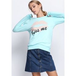 Miętowa Bluza Gentle Kiss. Zielone bluzy damskie marki Born2be, l, z nadrukiem, z dresówki. Za 24,99 zł.
