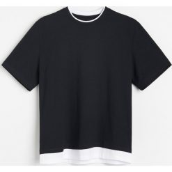 T-shirt z kontrastową wstawką - Czarny. Czarne t-shirty męskie Reserved, s, bez wzorów, z kontrastowym kołnierzykiem. Za 49,99 zł.
