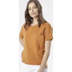 Camelowy T-shirt Nonariye. Brązowe t-shirty damskie Born2be, xl, bez wzorów, z jeansu, z okrągłym kołnierzem. Za 54,99 zł.