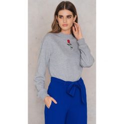 Bluzy damskie: NA-KD Bluza z haftowaną różą – Grey