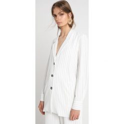 Gestuz AVARY Żakiet white/black. Białe kurtki damskie marki Gestuz, bez wzorów, z poliesteru. Za 759,00 zł.