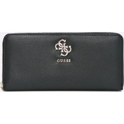 Guess Jeans - Portfel. Czarne portfele damskie Guess Jeans, z aplikacjami, z poliesteru. W wyprzedaży za 159,90 zł.