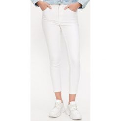 Jeansy skinny - Biały. Białe jeansy damskie House, bez wzorów, z jeansu. W wyprzedaży za 49,99 zł.