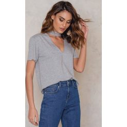 T-shirty damskie: NA-KD T-shirt z dekoltem V – Grey