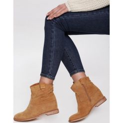 Camelowe Botki Gwynn. Brązowe koturny damskie Renee, bez obcasa, na koturnie, na zamek. Za 139,99 zł.