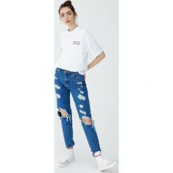 Jeansy mom fit z przetarciami. Szare jeansy damskie relaxed fit marki Pull&Bear. Za 109,00 zł.