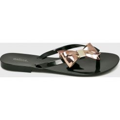 Melissa - Japonki. Czarne klapki damskie Melissa, bez wzorów, z materiału, bez obcasa, na obcasie. W wyprzedaży za 159,90 zł.