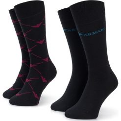 Zestaw 2 par wysokich skarpet męskich EMPORIO ARMANI - 302302 9A284 38520 r.39/46 Nero/Avi/Rosso. Czarne skarpetki męskie Emporio Armani, bez wzorów, z elastanu. W wyprzedaży za 79,00 zł.