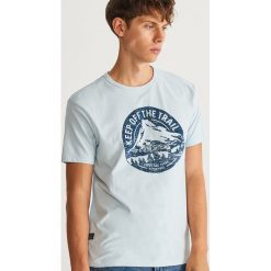 T-shirt z nadrukiem - Niebieski. Niebieskie t-shirty męskie z nadrukiem marki House, l. Za 49,99 zł.